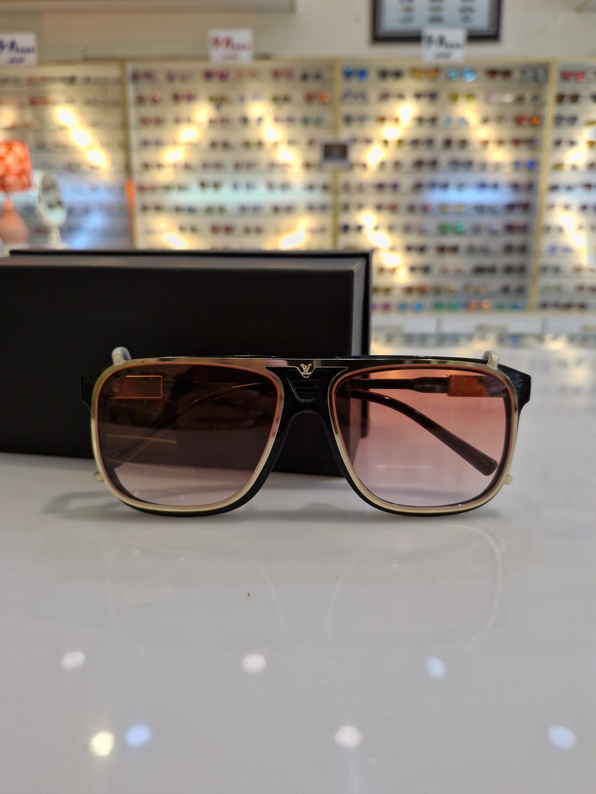 عینک شیشه قرمز لویی ویتون